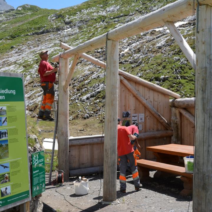 Der defekte Infostand im Hengliboden bei der Bartgeier Auswilderung