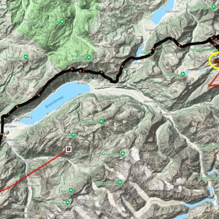 Flugroute von Johannes vom 12. Juli 2018 morgens. Orange Punkte = GPS-Positionen (können schwarz erscheinen, wenn sehr nahe beieinander), Gelber Kreis = Hengliboden (Auswilderungs-Standort), weisses Viereck = letzte Ortung