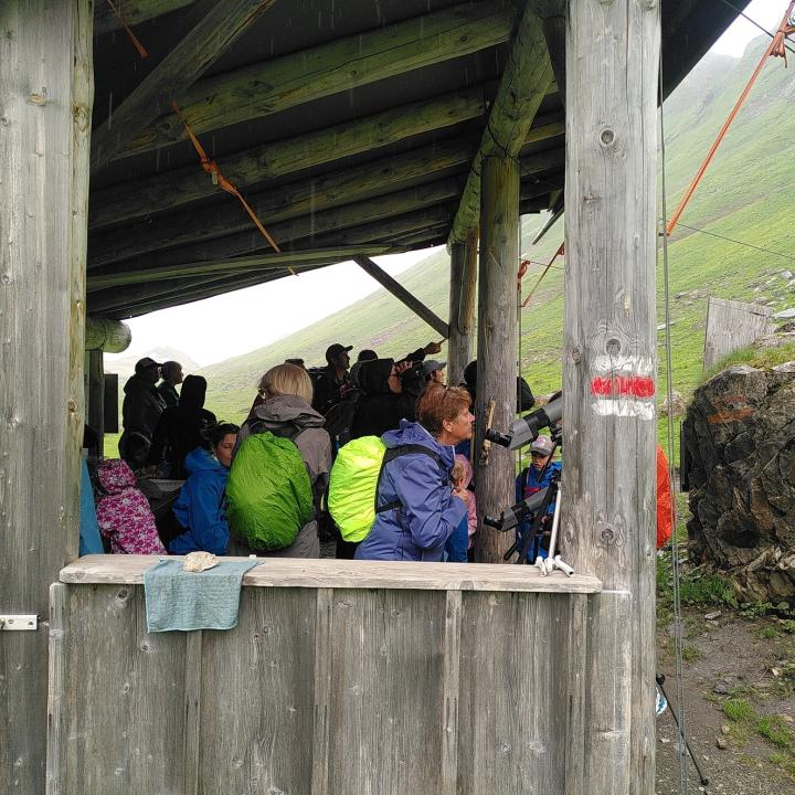 Besucher:innen am Infostand wo wir all gut vor dem Regen geschützt sind. 