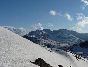 Noch immer hat es sehr viel Schnee, aber endlich mal wieder blauen Himmel