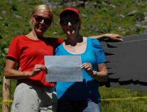 Die Grösse und das Federkleid in malerischer Umgebung der Alpen