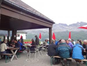 Gäste und Helfer beim Älpler-Znacht auf der Tannalp