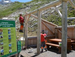 Der defekte Infostand im Hengliboden bei der Bartgeier Auswilderung