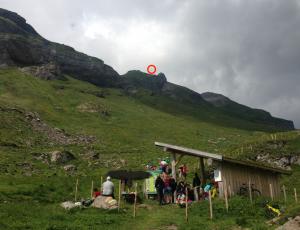 Die jungen Besucher hatten das Glück und konnten Fredueli beim Fliegen über dem Henglihorn beobachten