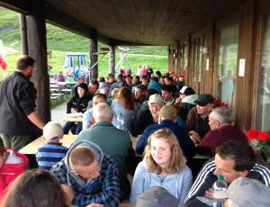 Die Älplerfamilien am Infoabend in der Tannalp