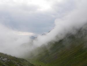 Nebel zieht über den Hang beim Henglirain