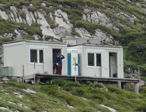 Die Überwachungs-Container – rechts wird geschlafen, links gekocht und gearbeitet