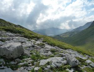 Karstlandschaft - im Hintergrund der Tannsee