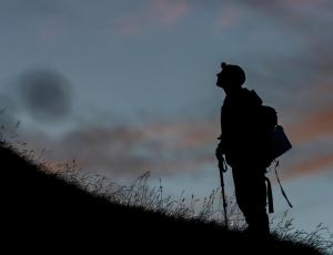 Früh morgens unterwegs im Henglihang mit dem Futter für die Bartgeier. (c) Hansruedi Weyrich 