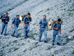 Parkwächter des Schweizerischen Nationalparks tragen junge Bartgeier zur Auswilderungsnische in der Val Stabelchod (c) Schweizerischer Nationalpark
